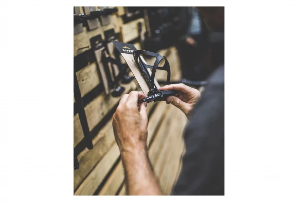 Porte-bidon Lyne à Entrée Latérale + Support à Tirage Rapide Et Outil Multifonction (8 Fonctions) Noir 2 Porte-bidon Lyne à Entrée Latérale + Support à Tirage Rapide Et Outil Multifonction (8 Fonctions) Noir – Image 2