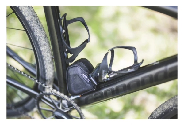 Porte-Bidon Multifonction Lyne Entrée Latérale (Côté Droit) + Sacoche De Rangement + Multi-Outils Quick-Draw Avec Support (8 Fonctions) Noir 2 Porte-Bidon Multifonction Lyne Entrée Latérale (Côté Droit) + Sacoche De Rangement + Multi-Outils Quick-Draw Avec Support (8 Fonctions) Noir – Image 2