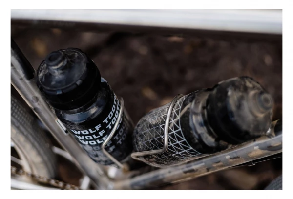 Porte-Bidon Wolf Tooth Morse Cage Ti Titane 5 Porte-Bidon Wolf Tooth Morse Cage Ti Titane – Image 5