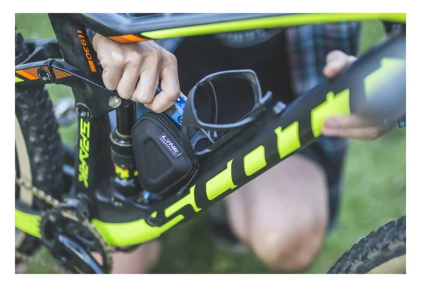 Porte-Bidon Multifonction Lyne Entrée Latérale (Côté Droit) + Sacoche De Rangement Noir 2 Porte-Bidon Multifonction Lyne Entrée Latérale (Côté Droit) + Sacoche De Rangement Noir – Image 2